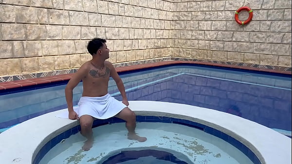Me encuentro a mi puta hermanastra en la piscina aburrida y le quito el aburrimiento con una buena follada.